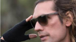 Regizor eutanasiat la 46 de ani. Câștigase numeroase premii, inclusiv la  Cannes