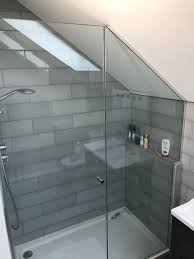 Douchebak In 2020 Attic Shower Tiny Bathrooms Loft Bathroom