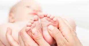 Bayi 2 bulan via parenting.orami.co.id. Cara Pijat Bayi Untuk Dukung Tumbuh Kembang Optimal Popmama Com