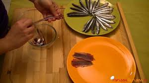 Ricette semplici spiegate passo passo. Come Pulire Le Alici Gnam Gnam Youtube