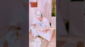 «كانوا مزوغين وبيغنوا، ومشرف الشغل عرف فتتبعهم، ووالدى جرى وقفز من. Ù…Ø­Ù…ÙˆØ¯ Ø¹Ø¨Ø¯ Ø§Ù„Ø¹Ø²ÙŠØ² ÙÙŠÙ„Ù… Ø¬Ø±ÙŠ Ø§Ù„ÙˆØ­ÙˆØ´ Ø§Ù„Ø£Ø³Ø·Ù‰ Ø¹Ø¨Ø¯ Ø§Ù„Ù‚ÙˆÙŠ Ø´Ø¯ÙŠØ¯ Youtube