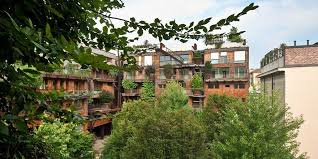 25 Verde Immeuble Avec Une Foret Integree 2tout2rien Immeuble Maison Dans Les Arbres Foret