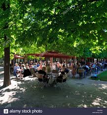 Un Restaurant Anime Sous Les Arbres Du Chestnut Dans Le Jardin Des Tuileries Paris Photo Stock Alamy