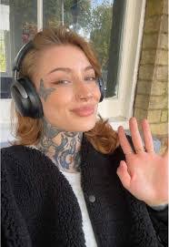 Holly Wilcox's Instagram, Twitter & Facebook