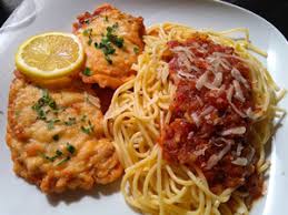The dish consists of pieces of chicken breaded with a mixture of bread and parmesan cheese that are accompanied with spaghetti and a hot caper sauce. Iss Xund Wiener Schnitzel