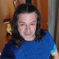 Te imaginas ir tranquilo o tranquila en el mar remando sobre una tabla de  surf y quede repente una vaina (cojunto de orcas) de orcas se te acerque e  inspeccione la tabla