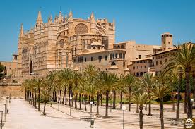 Zazwyczaj to wielkie miasta będące ośrodkiem kultury czy stolice krajów. Majorka Palma De Mallorca