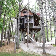Rent The Treehouse Retreat Via Lynneknowlton Cabin And Treehouse Vacation Rental On Design The Life Yo Cabane Dans Les Arbres Maisons Insolites Maison Bois
