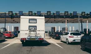 Ceux de plus de 3 m ou de plus de 3,5 t ou tractant une remorque de plus de 3 m de hauteur relèvent de la catégorie 3, voire 4 s'ils ont plus de deux essieux. A Travers L Europe En Camping Car Ou En Caravane Tour D Horizon Des Systemes De Peage Campaway