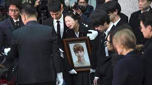 Tambahnya lagi, orang cina beragama buddha memang memerlukan banyak duit untuk menampung kos kematian.antara kos yang dia perincikan (yang aku ingat) adalah seperti berikut : Mengenal Tradisi Pemakaman Di Korea Selatan