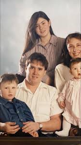 Los 90 😅. Steven Grose Julie Grose Lara Cowell Leah GK