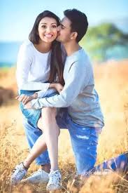 Middle notes are flower petals, violet leaf and rose; Pre Wedding Photography Ideas