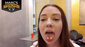 A barbell runs horizontally through the tongue to connect the two piercings. Scoop Piercing Piercing Studio Wien