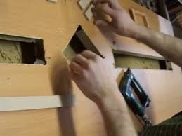 Ahşap kapı menteşeleri bakımı oldukça pratik ve kolaydır. Bir Ic Kapidan Cam Nasil Cikarilir Bir Ic Kapidaki Camin Degistirilmesi Adim Adim Talimatlar Ozel Dekoratif Film