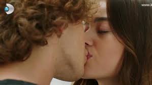 Hakan'dan, Naz'a aşk dolu öpücük!