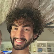 Wanda Cloud's Instagram, Twitter & Facebook