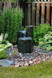 Gage d'originalité, un tel point d'eau décoratif contribue énormément à l'esthétique d'un jardin tout en y apportant du calme et de l'harmonie. Construire Une Fontaine Exterieure Pour Apporter De L Harmonie Au Jardin Fontaine De Jardin Fontaine Exterieur Amenagement Paysager