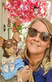 Is it easy to explore Santorini solo with a dog?