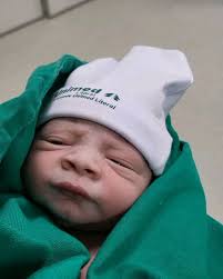 Hoje se completa a primeira semana desde a chegada do nosso príncipe  Miguel.❤️ , Registrei esse pequeno vídeo pois nunca desejo perder essa  imagem. Nossa primeira troca de olhares entre pai e filho ...