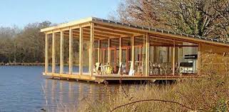 Construction D Une Maison Ca Bouge Maison Flottante Maison Au Bord Du Lac Maison Bateau