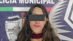 Masculino se cu3lga de árbol Julio Olvera