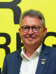 Laura Feiler's Instagram, Twitter & Facebook