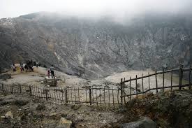 Asal usul gunung tangkuban perahu dalam bahasa jawa. Gunung Tangkuban Perahu Galeri Wisata Nusantara