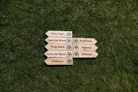 Gruppe von personen, die sich regelmäßig in einem lokal trifft. Holzschilder Unikate Turschilder Aus Holz Werbeschilder