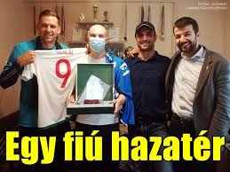 Kihagyja a szezon elejét a magyar válogatott csatár. A Csodara Kepes Szeretet Szalai Adam Es A Gyomro Nemes Gesztusa A Sulyos Betegseggel Kuzdo Budai Bencenek Foci A Kobon