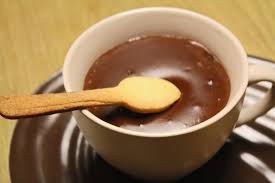 La cioccolata in tazza è veramente molto confortante, ci appaga il palato, ci scalda in questo periodo piuttosto freddo, ma quel che più conta ci avvolge e ci coccola e dopo una tazza ci sentiamo meglio. La Cioccolata Calda Origini E Ricetta