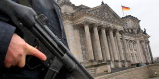 Rund 30 gruppen haben zum protest aufgerufen. Befugnisse Der Geheimdienste Anti Terror Gesetze Werden Verlangert Taz De