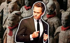 Apa yang penting dalam memakai tali leher bukan hanya ikatan yang diikat, tetapi juga gaya yang sepadan dengan penampilan keseluruhan seseorang. Sejarah Mengapa Kita Mengamalkan Pemakaian Tali Leher Iluminasi