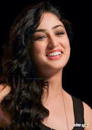 Yami Gautam makes a breathtakingly beautiful arrival at the event ✨💖  #YamiGautam #photographychallenge #bestphotochallenge #photochallenge  #photooftheday #PhotoEditingChallenge #bollywood #viral #lollipop Yami  Gautam Dhar ❤️