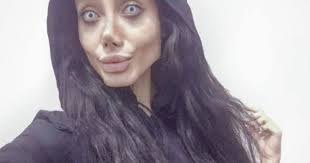 قررت النجمة الأميركية أنجيلينا جولي مؤخراً أن تخضع لمجموعة من عمليات التجميل قبل زواجها على الممثل الأميركي براد بيت. Ø£Ø¬Ø±Øª Ø£ÙƒØ«Ø± Ù…Ù† 50 Ø¹Ù…Ù„ÙŠØ© ØªØ¬Ù…ÙŠÙ„ Ù„ØªØµØ¨Ø­ Ø§Ù„Ù†Ø³Ø®Ø© Ø§Ù„Ø´ÙŠØ·Ø§Ù†ÙŠØ© Ù…Ù† Ø£Ù†Ø¬Ù„ÙŠÙ†Ø§ Ø¬ÙˆÙ„ÙŠ Ø¨Ø§Ù„ØµÙˆØ±
