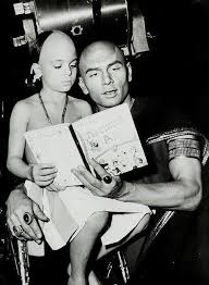 Yul Brynner Reading To His Son On The Set Of The Ten Commandments Yul Brynner Epic Film Movie Stars