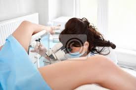 Junge mädchen oder frauen gehen in der. Professioneller Gynakologe Untersucht Ihre Patientin Auf Einem Fototapete Fototapeten Professionalitat Medicals Analyse Myloview De