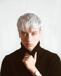 Androgynous hair is all about abandoning classical feminine looks and opting for more creative, empowering, and edgy alternatives. Androgynous Haircuts 25 Edgy Looks That You Should Try