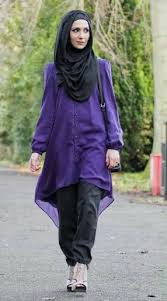 Pembe renk pantolon üstüne seçilebilecek sade renkler beyaz ve siyah gibi mat ve düz renkler olabilir. Mor Renk Tesettur Kombinleri