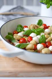 Ein Schnelles Und Leckeres Mittagessen Gnocci Mit Tomate Und Minimozzarella Tastesheriff Leckeres Mittagessen Lebensmittel Essen Mittagessen