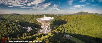 Das radioteleskop effelsberg befindet sich auf 319m höhe, steht auf einem ringfundament, hat einen erstaunlichen durchmesser von 100m und ist frei schwenkbar. Radioteleskop Effelsberg Luftaufnahmen Fotos Drohnen Forum De Quadrocopter Multicopter Und Fpv