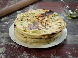 Il pane in padella con formaggio spalmabile nell'impasto lo rende morbidissimo, pieno di bolle ed è senza lievitazione, lo preparate e lo cuocete subito senza aspettare, rimane soffice a lungo, è ideale da accompagnare con un antipasti, contorni, secondi o qualsiasi cosa voi vogliate, sono certa che una volta che lo provate, lo rifarete altre mille volte 😀 Pane Veloce In Padella Casa Pappagallo