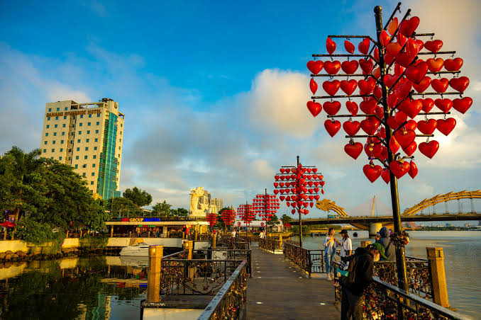 Love Bridge, Da Nang: A romantic attraction you can't miss – VinWonders