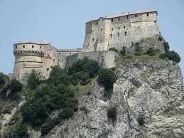 Da rimini, nella val marecchia, su un enorme masso roccioso tutt'intorno invalicabile; Iluoghidelsilenzio