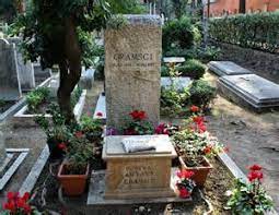 Montagnani intensywnie pracował także jako dubber, dubbingując aktorów takich jak michel piccoli , charles bronson i philippe noiret. Oggi 27 Aprile Portiamo Un Fiore Sulla Tomba Di Gramsci Tgfuneral24