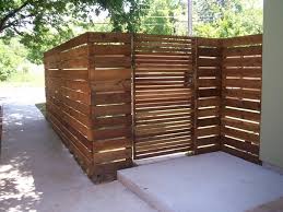 Bentuk pagar yang polos menjadikan rumah ini terlihat sangat rapi. Pagar Rumah Minimalis Estetika Eksterior Rumah Modern Masa Kini