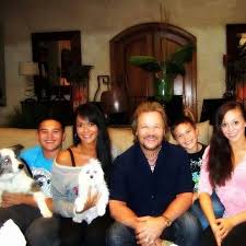 Travis Tritt And Family Country Music Singers Travis Tritt Travis Songs