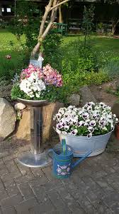 Auch wenn das platzangebot im eigenen zuhause nicht groß sein sollte, finden sich stets großartige dekoideen, die sich prima integrieren lassen. Upcycling Mit Grill Und Alter Zinkwanne Garten Deko Garten Gartentipps