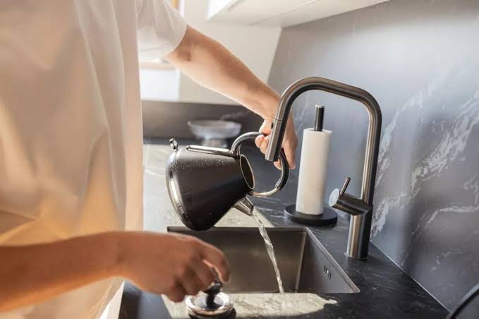 Đổ nước nóng vào bồn rửa bát: Hại nhiều hơn lợi