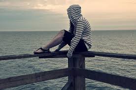 فتاة آسيوية جالسة على البحر منتظرة Lonely Girl Girl Pictures Love Wallpaper