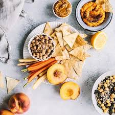 Depuis Longtemps J Utilise Des Purees De Legumes Melangees Avec Du Yogourt Grec Et Des Epices Pour Preparer Mes Trempettes La Pr Snacks Food Cheese Board